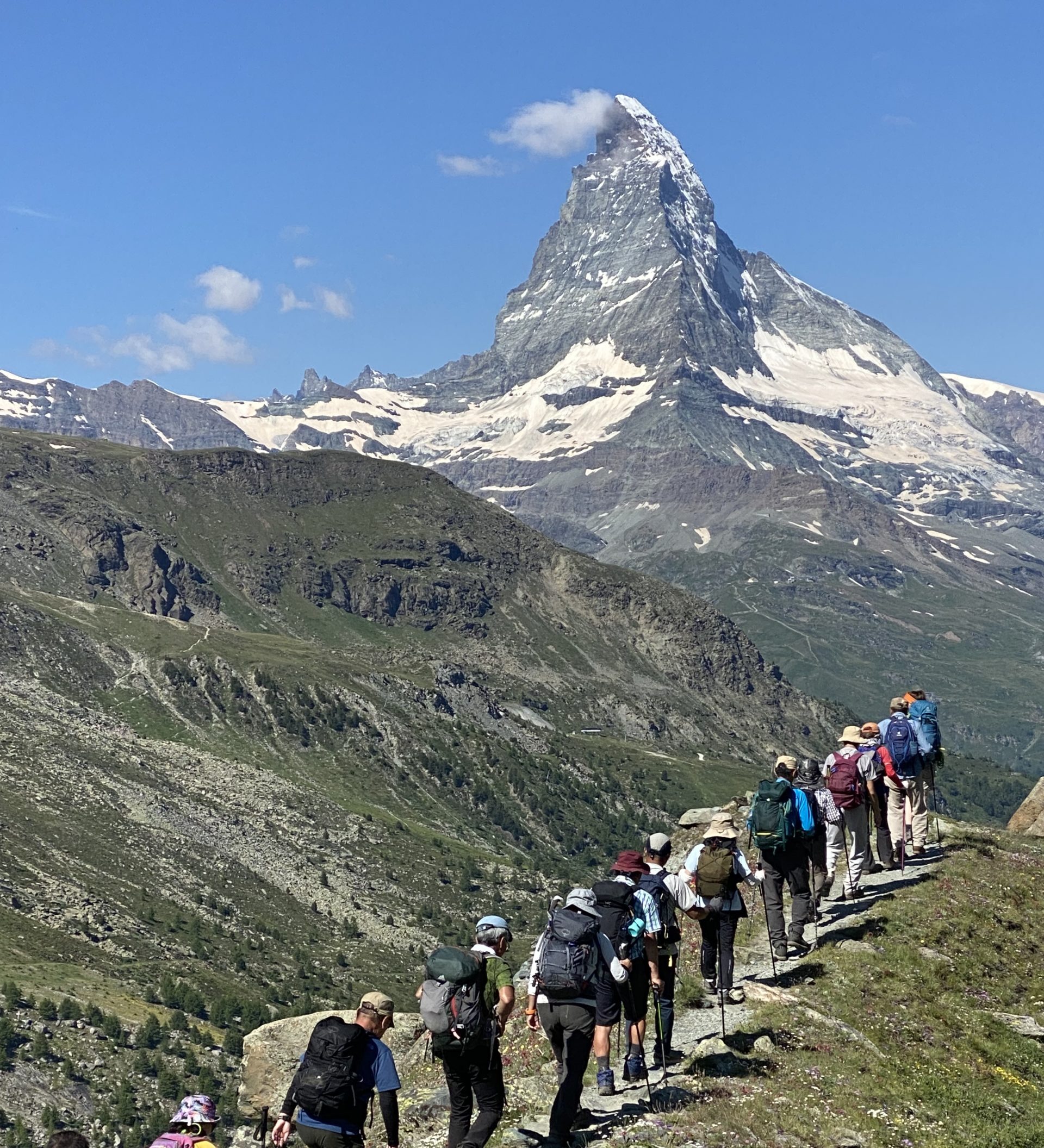 Photo d'un trekking entre Chamonix et Zermatt avec vue sur le Cervin