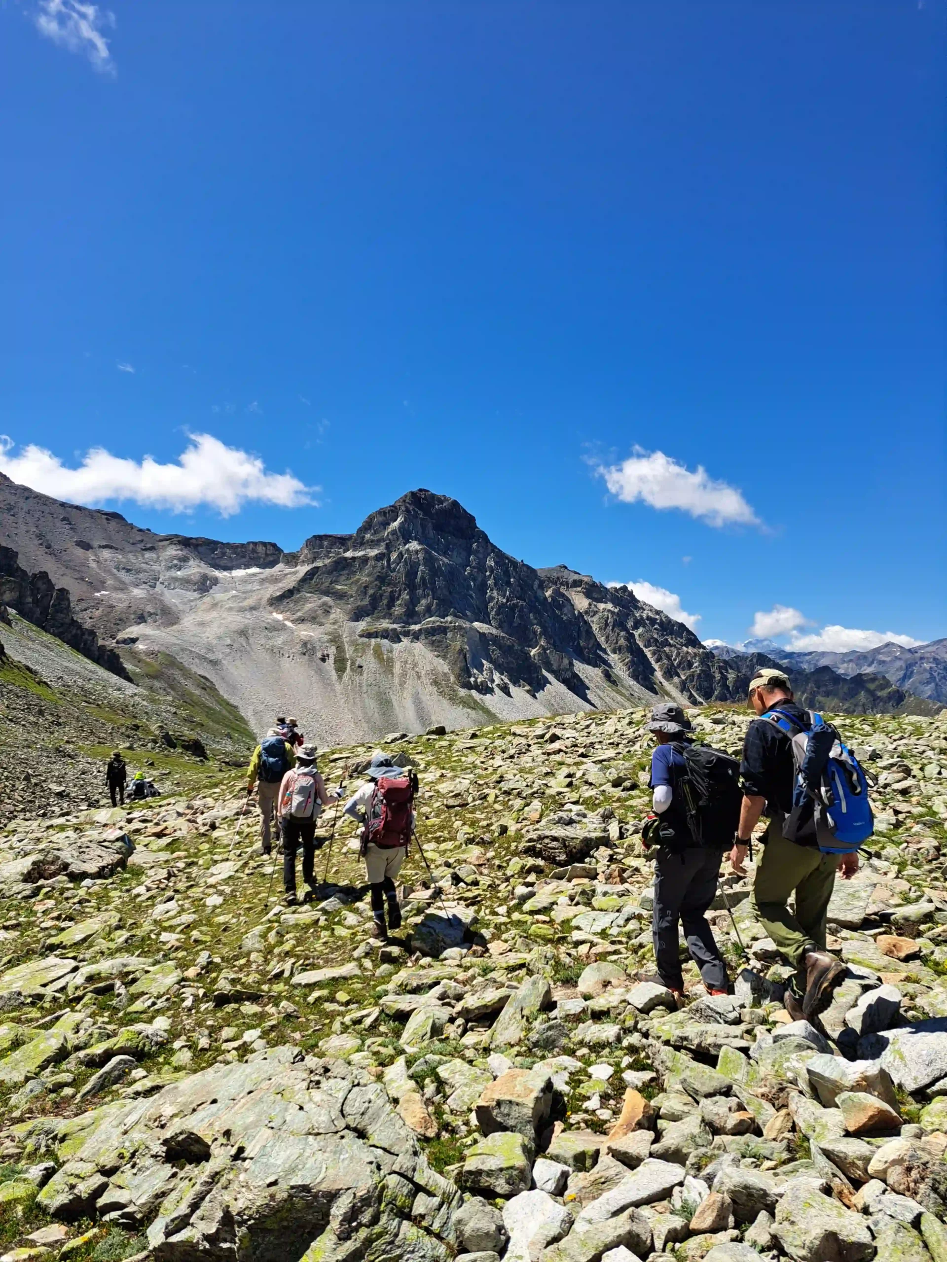 Groupe de randonneurs en direction du Meidpass dans le Val d'Anniviers