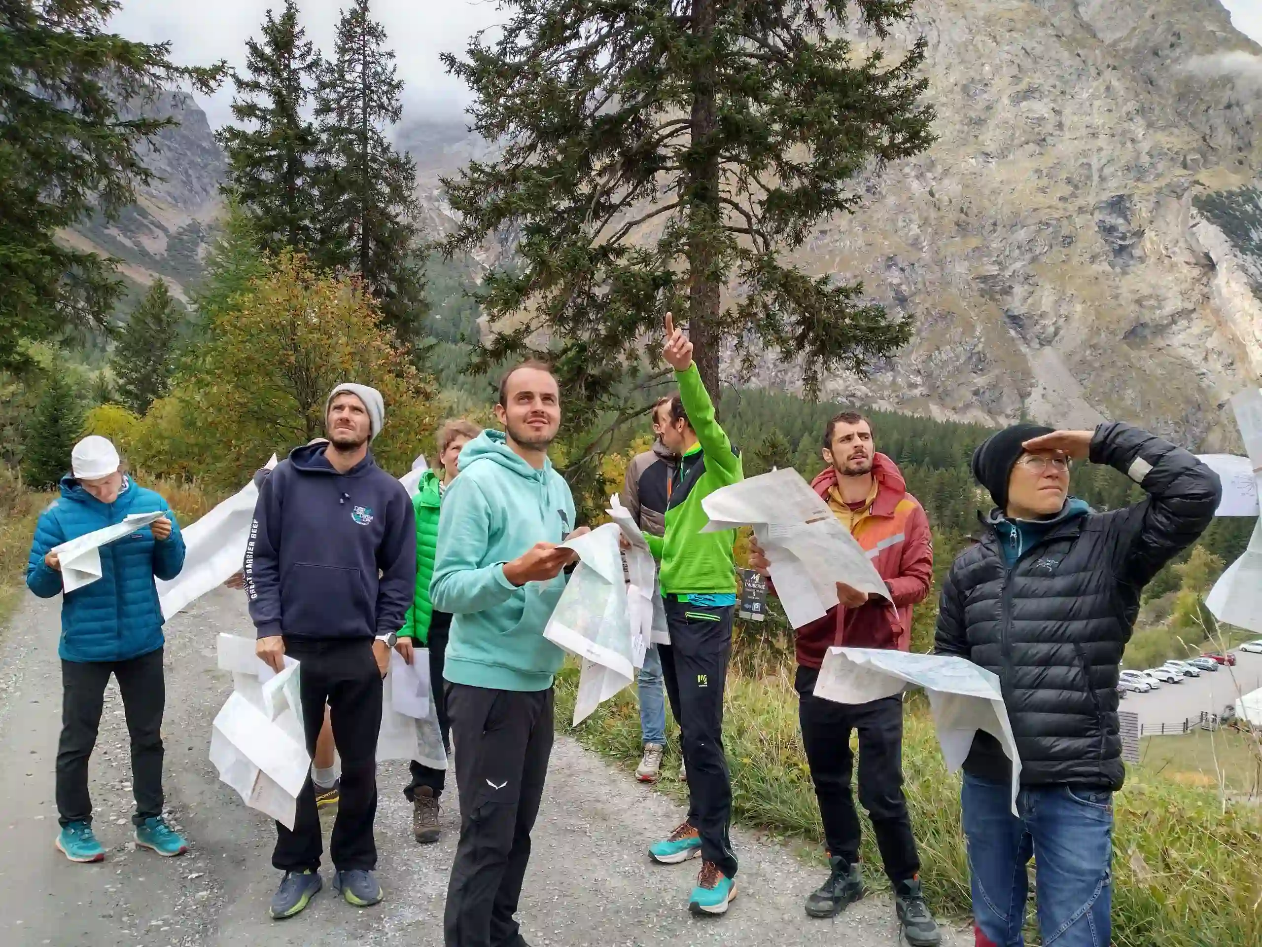 Groupe d'accompagnateurs en formation en train de lire une carte pour s'orienter dans le Val Ferret